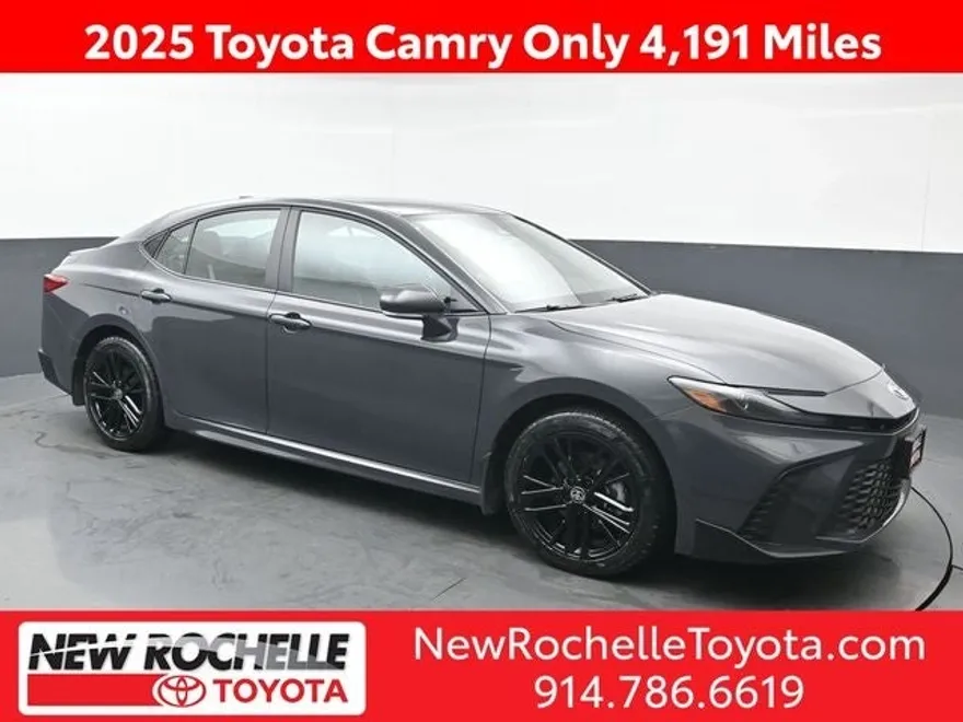2025 Toyota Camry SE photo 1