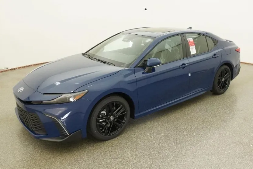 2025 Toyota Camry SE photo 1