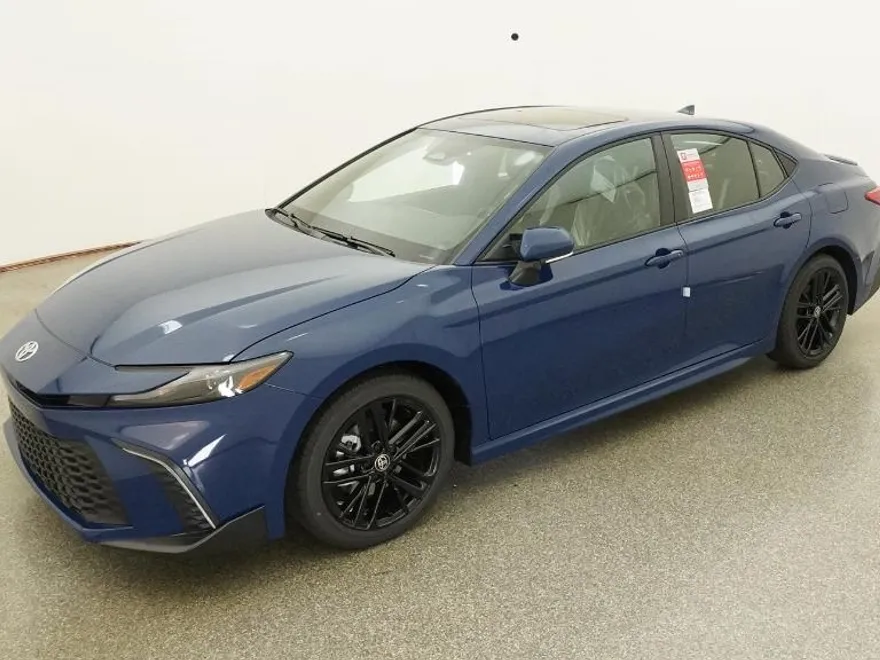 2025 Toyota Camry SE photo 1