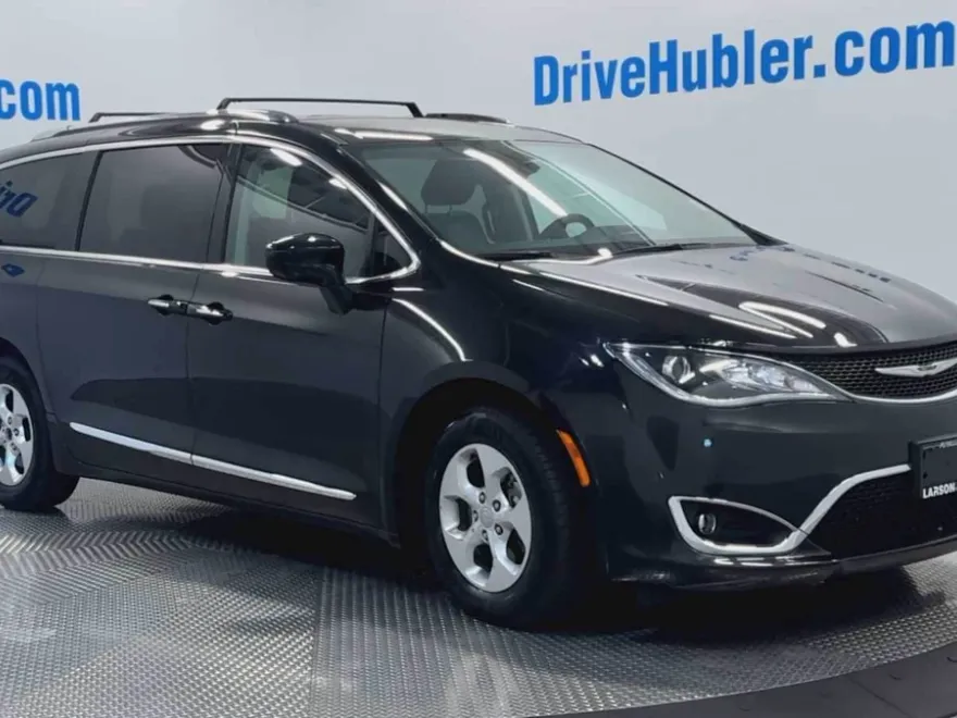 2017 Chrysler Pacifica Touring Plus photo 1