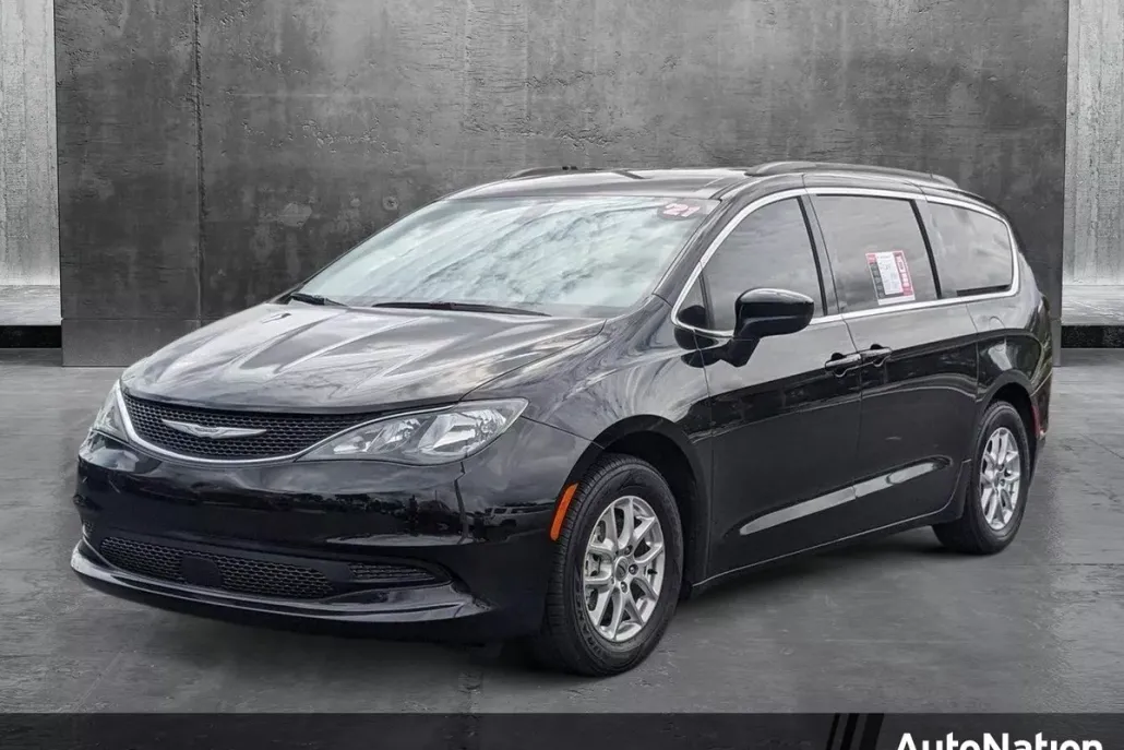 2021 Chrysler Voyager LXi photo 1