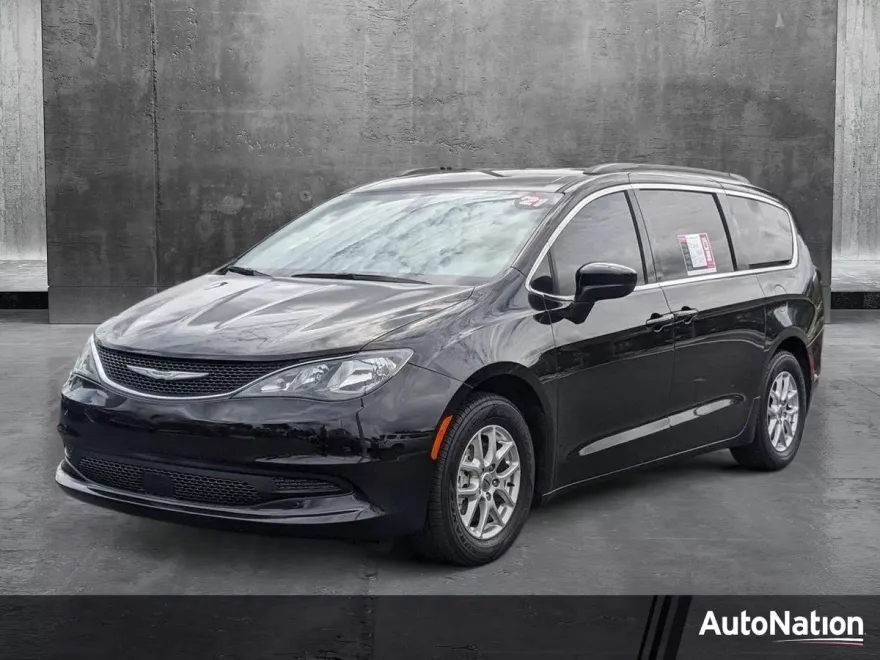 2021 Chrysler Voyager LXi photo 1