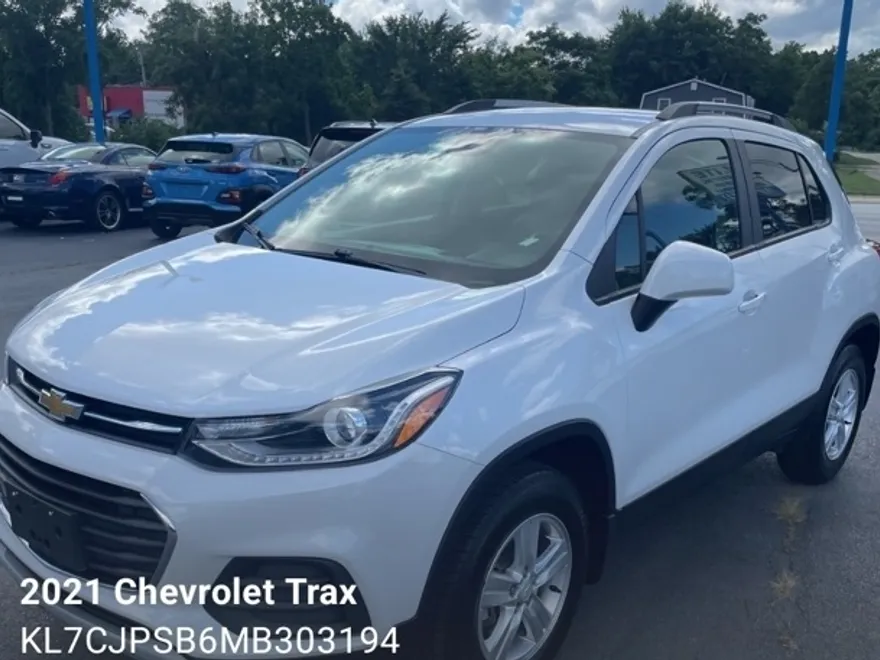 2021 Chevrolet Trax LT photo 1