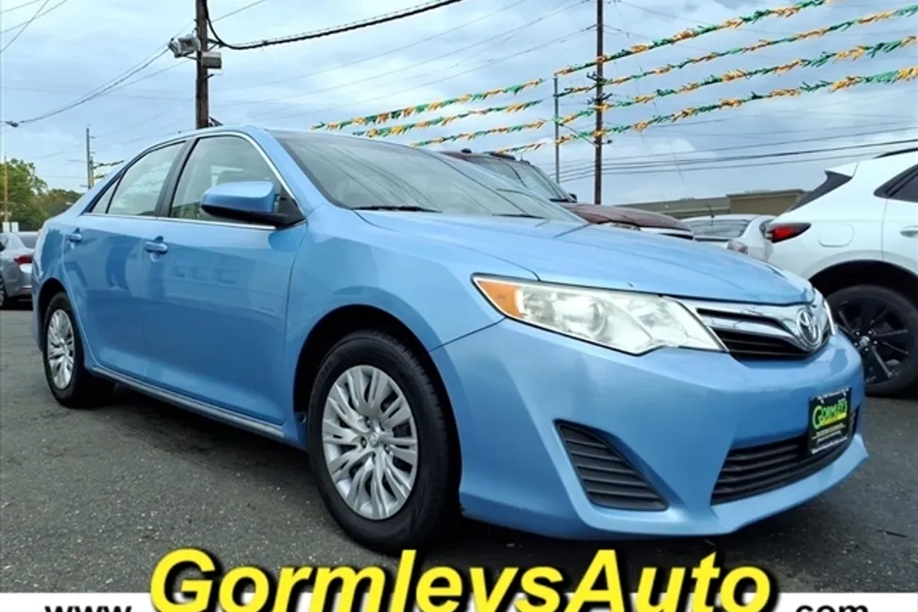 2012 Toyota Camry LE photo 1