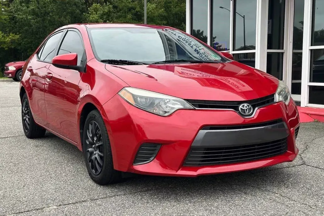 2016 Toyota Corolla LE photo 1