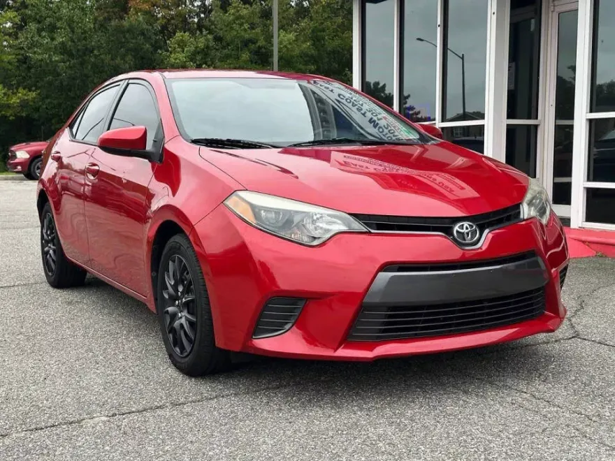 2016 Toyota Corolla LE photo 1