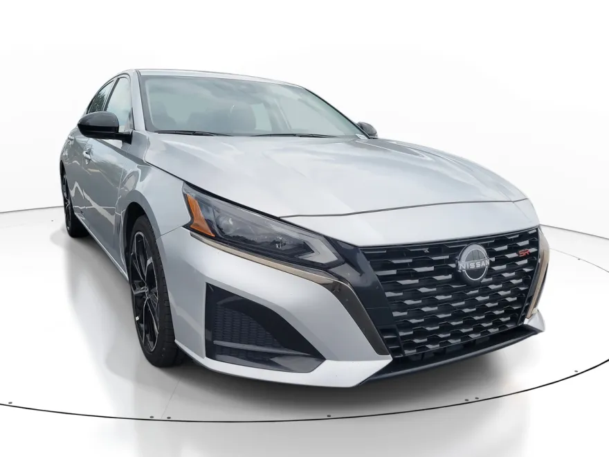 2023 Nissan Altima 2.5 SR photo 1