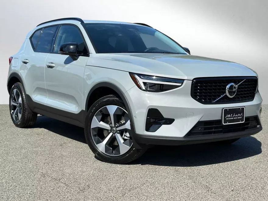 2026 Volvo XC40 Plus photo 1