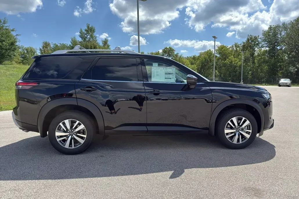 2025 Nissan Pathfinder SL photo 1