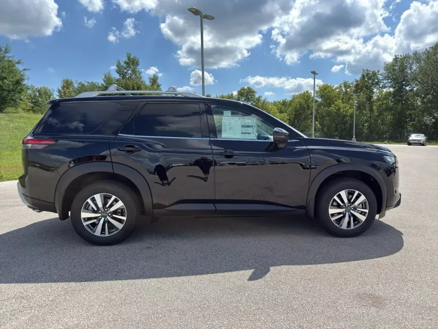 2025 Nissan Pathfinder SL photo 1