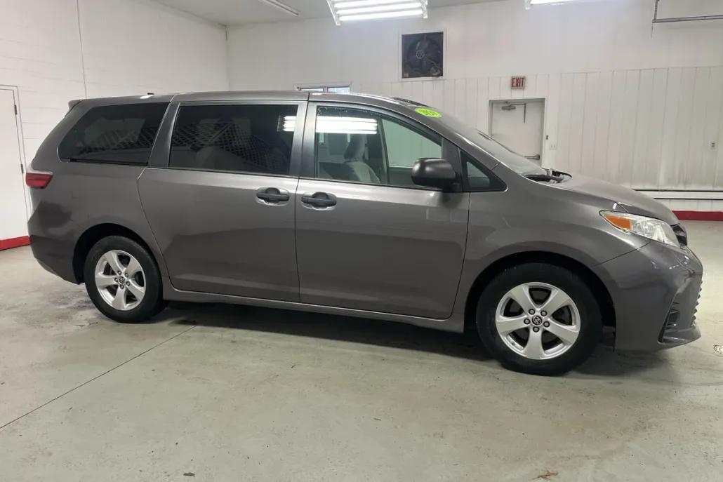 2020 Toyota Sienna L photo 1