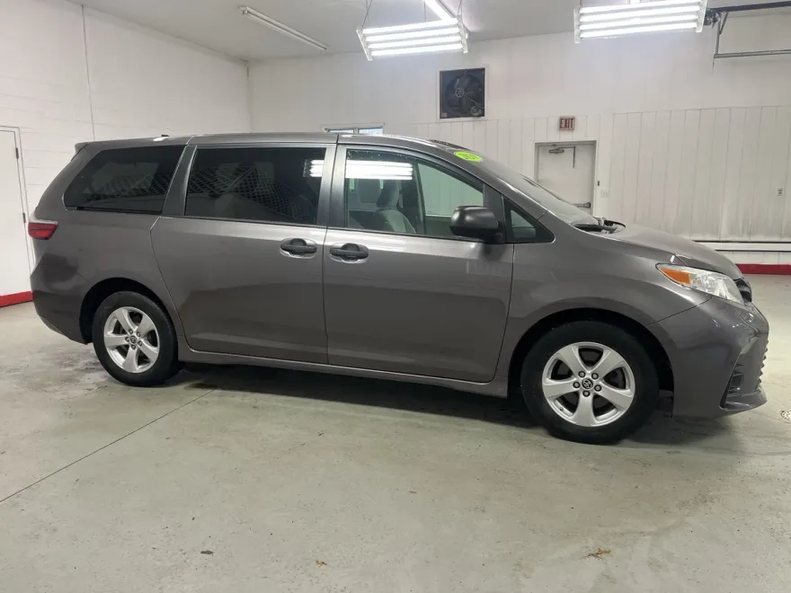 2020 Toyota Sienna L photo 1