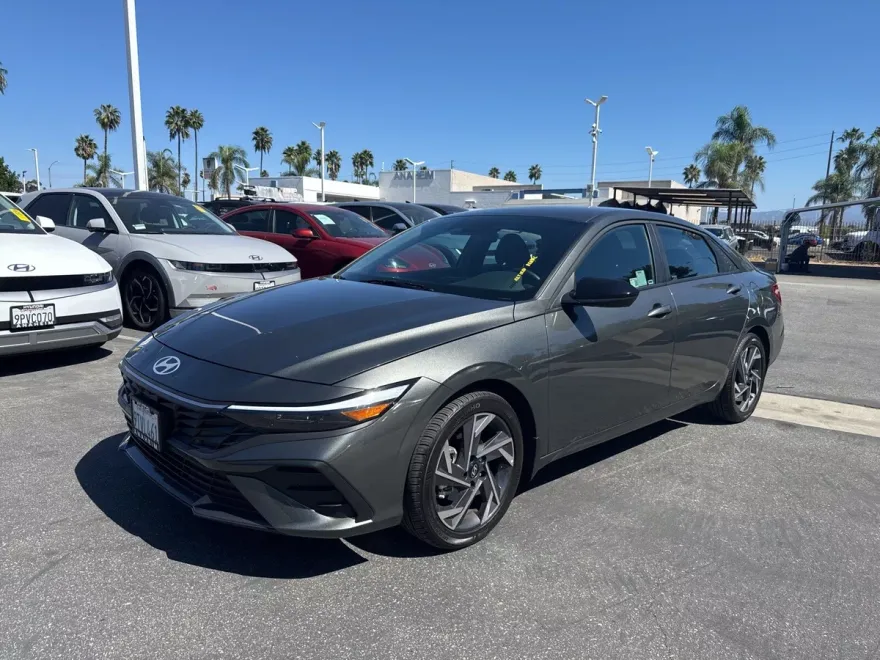 2025 Hyundai Elantra SEL Sport photo 1