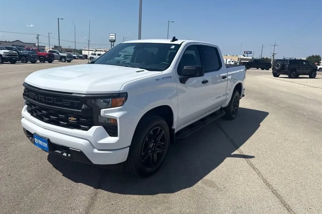 2025 Chevrolet Silverado 1500 Custom photo 1