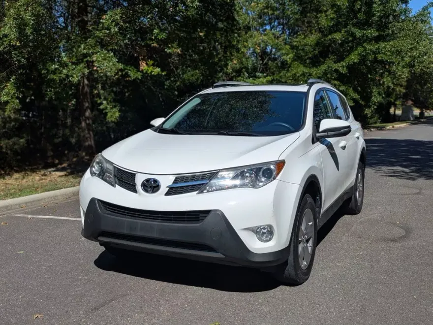 2015 Toyota RAV4 XLE photo 1