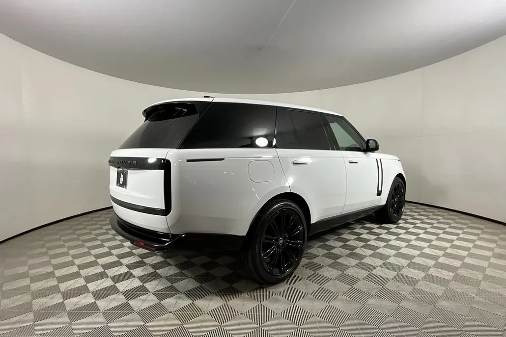2025 Land Rover Range Rover SE photo 1