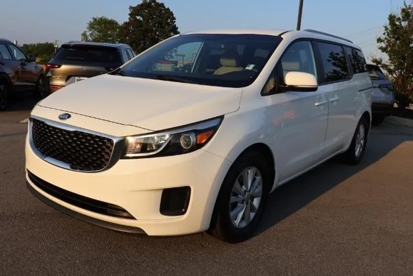 2016 Kia Sedona LX photo 1