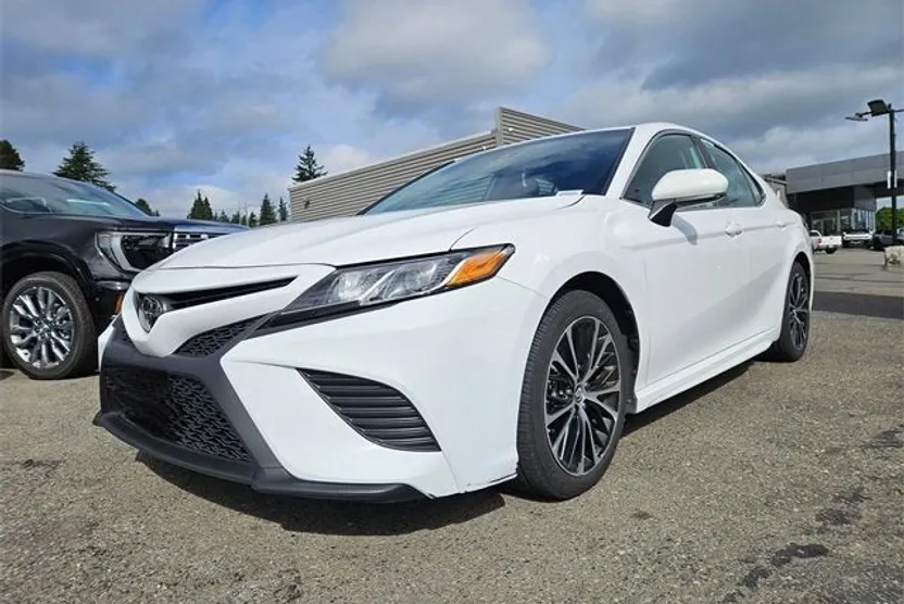 2019 Toyota Camry LE photo 1