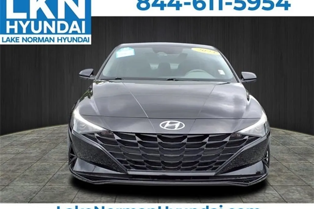 2023 Hyundai Elantra SEL photo 1