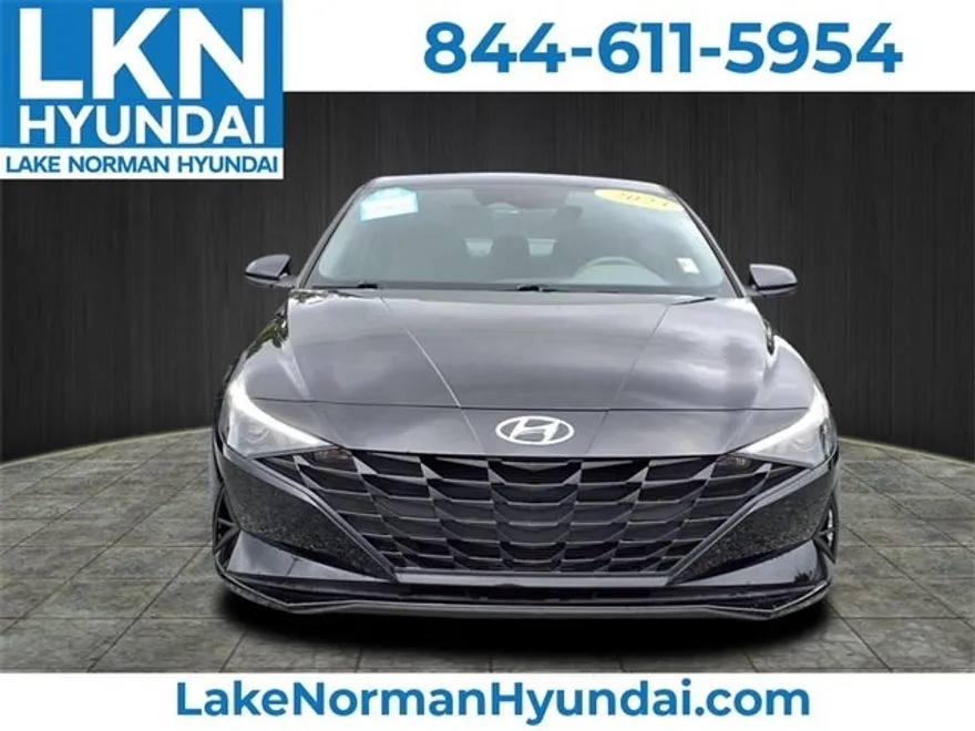 2023 Hyundai Elantra SEL photo 1