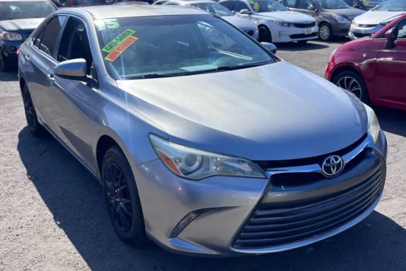 2015 Toyota Camry LE photo 1
