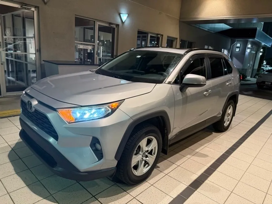 2019 Toyota RAV4 XLE photo 1