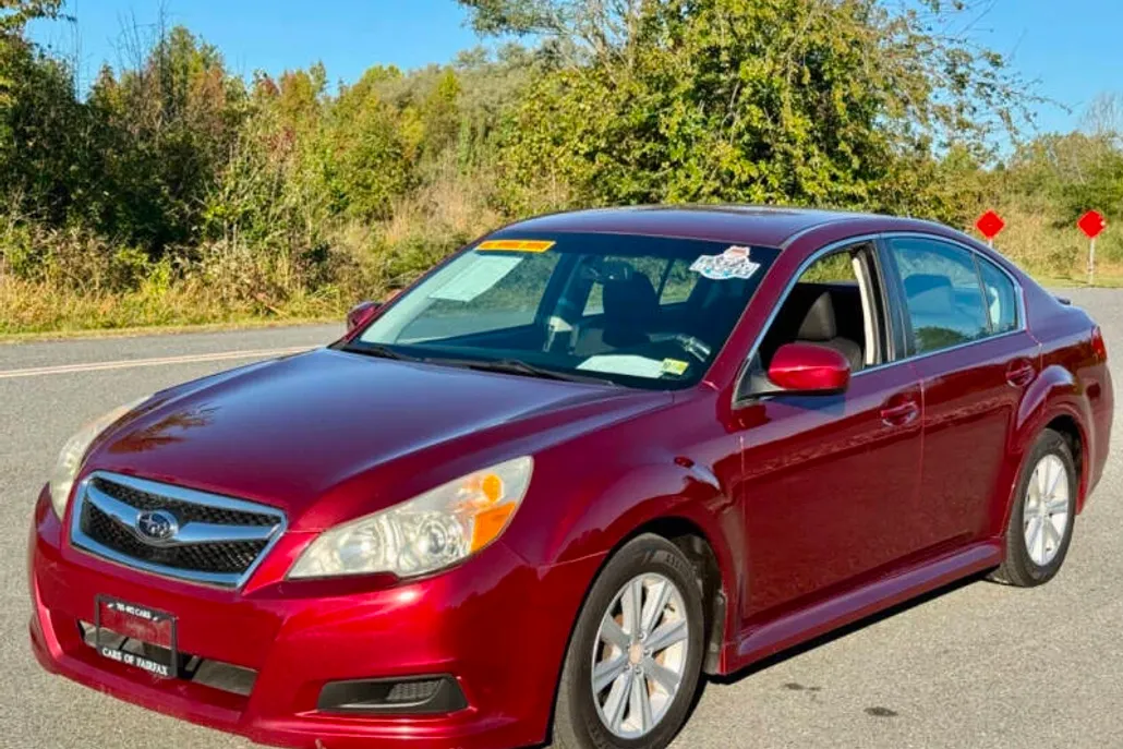 2010 Subaru Legacy 2.5i Premium photo 1