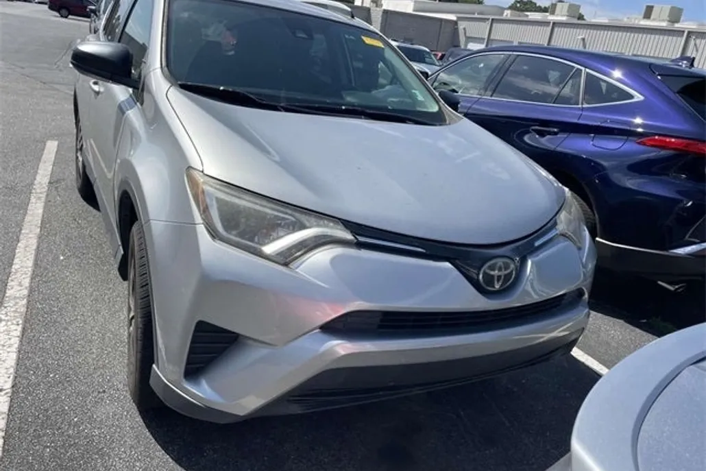 2018 Toyota RAV4 LE photo 1