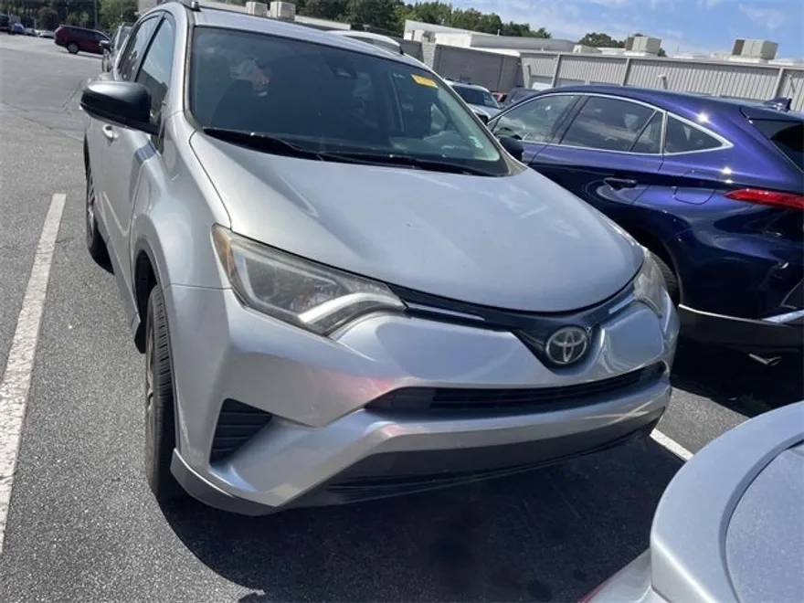 2018 Toyota RAV4 LE photo 1