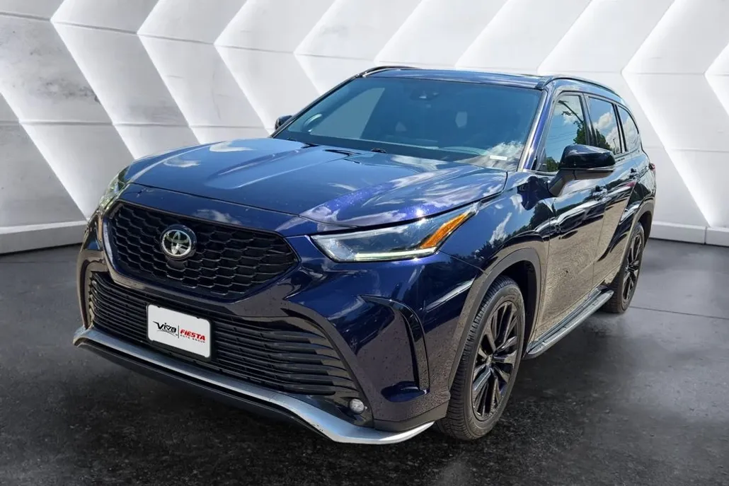 2023 Toyota Highlander XLE photo 1