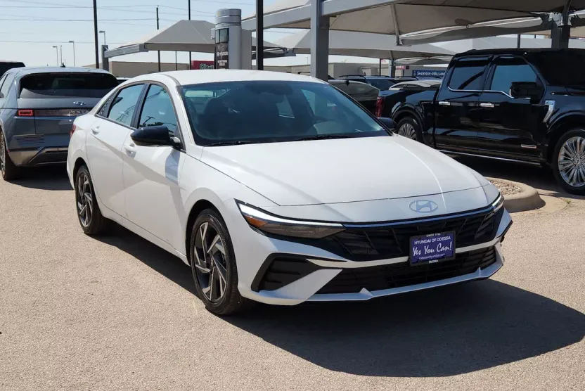 2025 Hyundai Elantra SEL Sport photo 1
