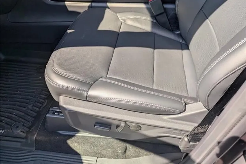 2025 Ford Expedition Platinum photo 1