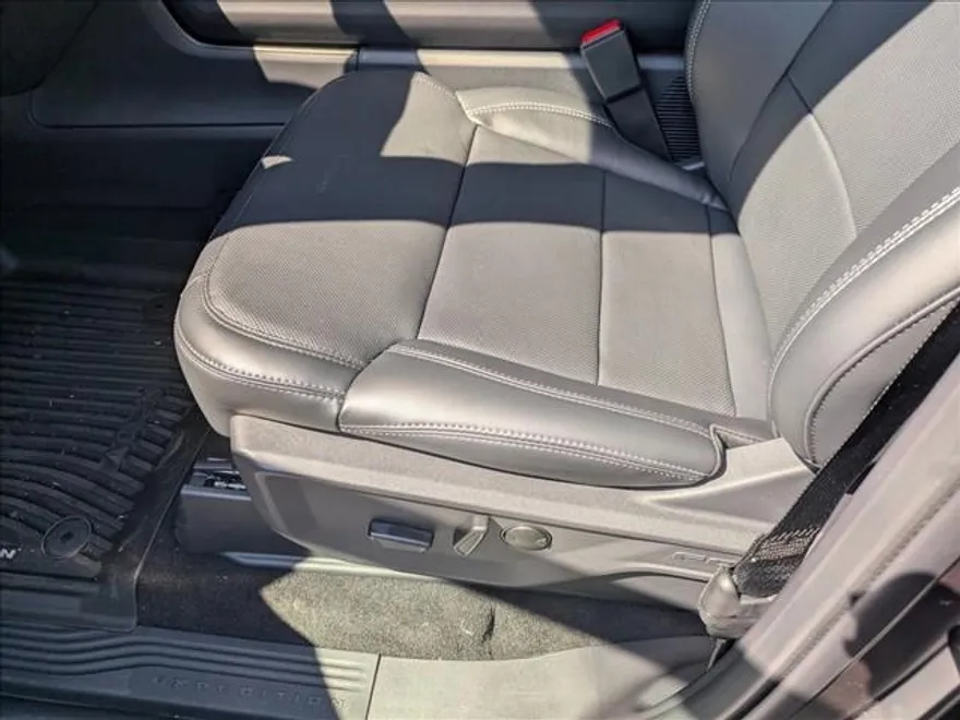 2025 Ford Expedition Platinum photo 1