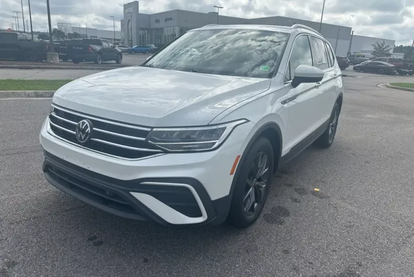 2023 Volkswagen Tiguan SE photo 1