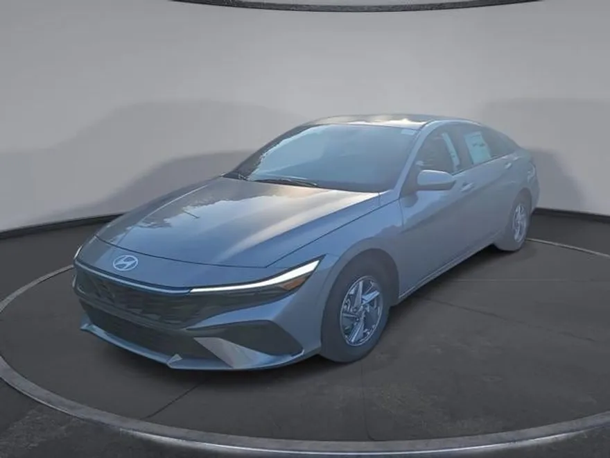 2025 Hyundai Elantra SE photo 1