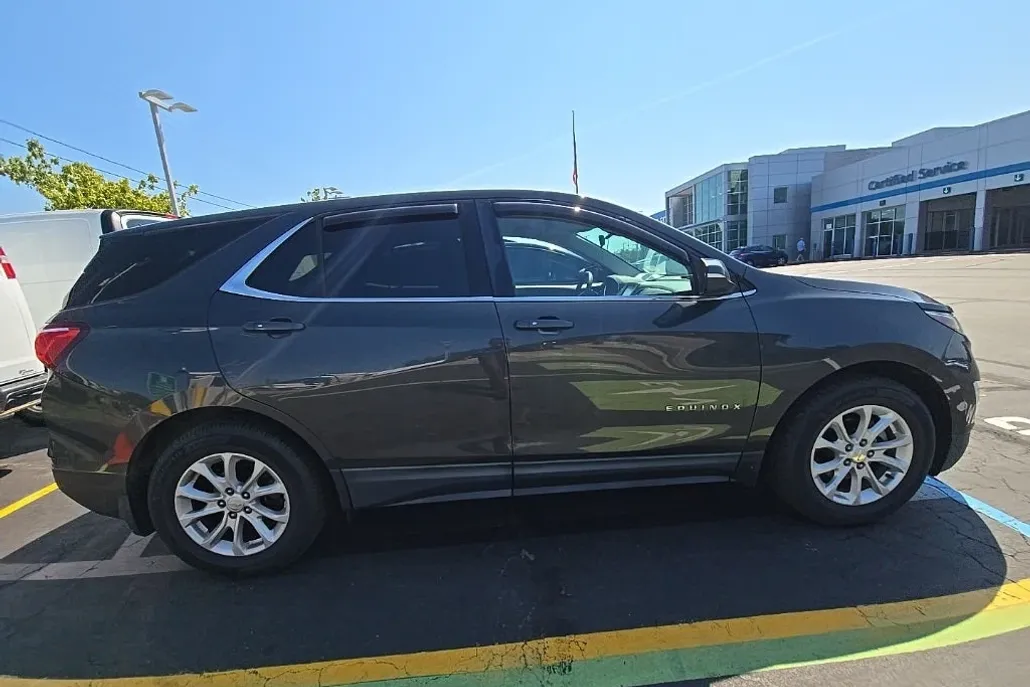 2018 Chevrolet Equinox LT photo 1