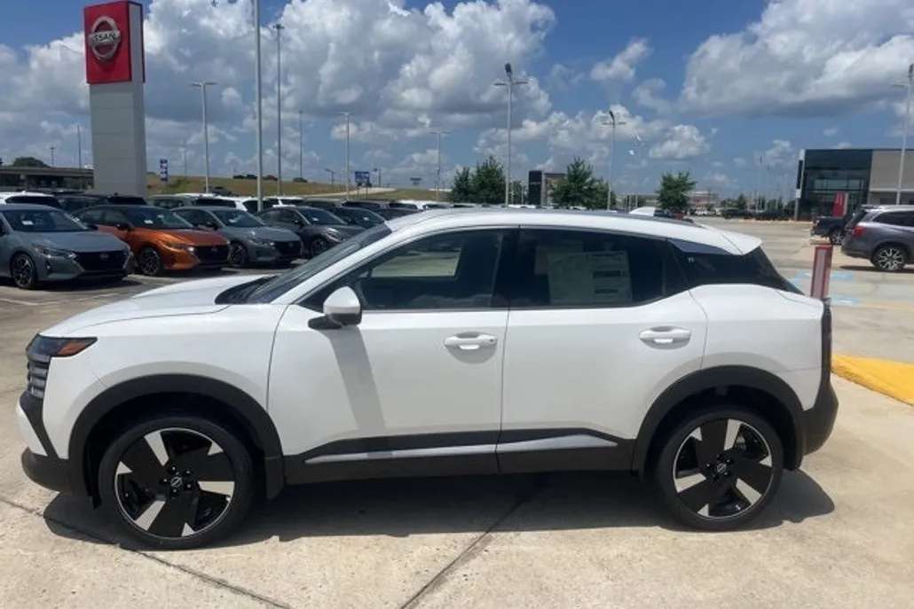 2025 Nissan Kicks SR photo 1