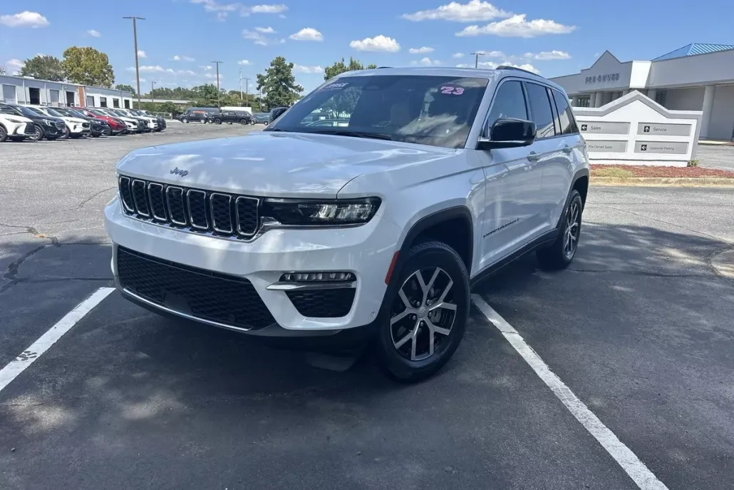2023 Jeep Grand Cherokee Limited Sport photo 1