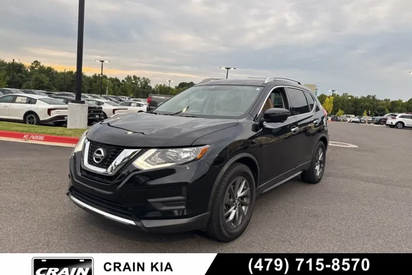 2017 Nissan Rogue SV photo 1