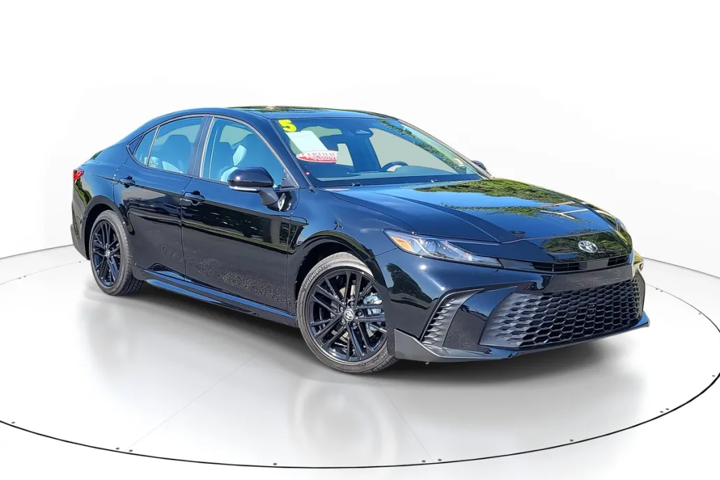 2025 Toyota Camry SE photo 1