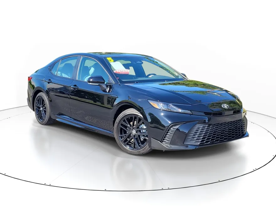2025 Toyota Camry SE photo 1