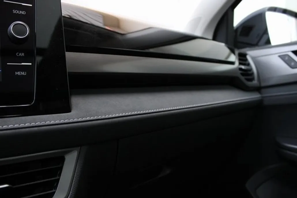 2025 Volkswagen Taos SE photo 1