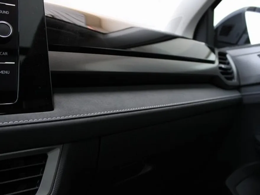 2025 Volkswagen Taos SE photo 1
