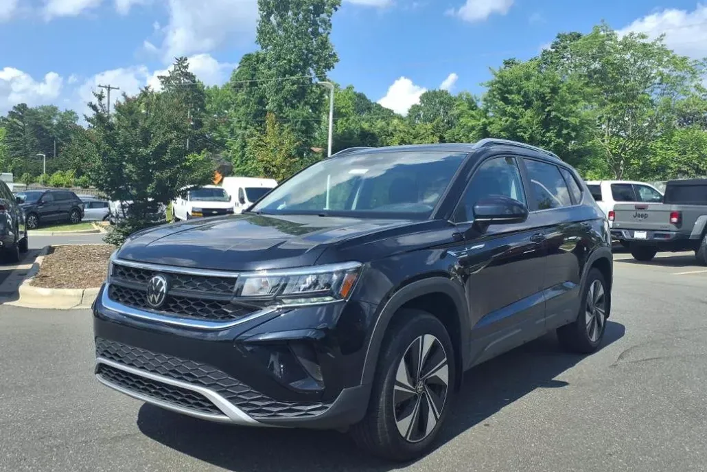 2024 Volkswagen Taos SE photo 1