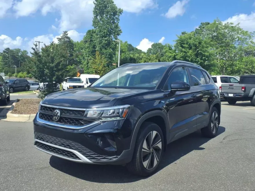 2024 Volkswagen Taos SE photo 1