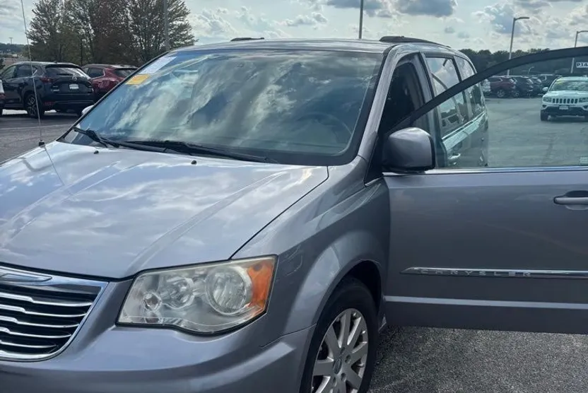 2013 Chrysler Town & Country Touring photo 1