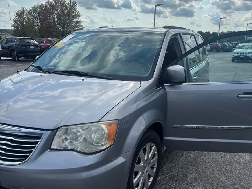 2013 Chrysler Town & Country Touring photo 1