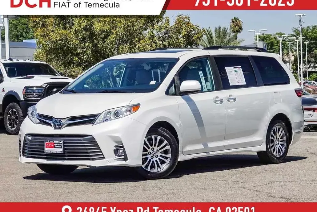 2020 Toyota Sienna XLE photo 1