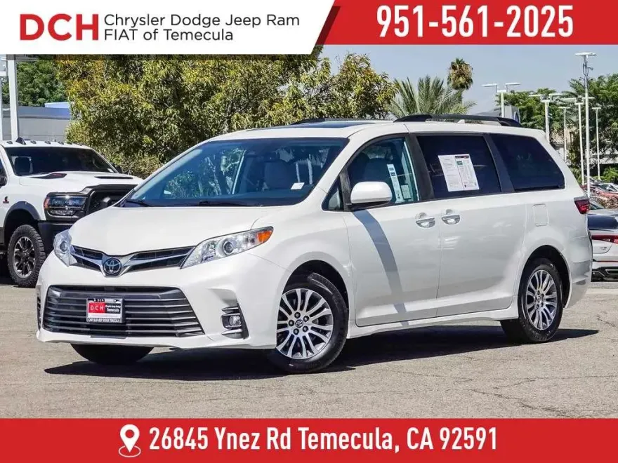 2020 Toyota Sienna XLE photo 1