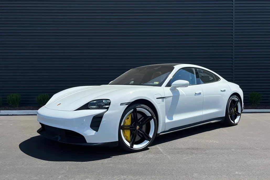 2020 Porsche Taycan Turbo S photo 1